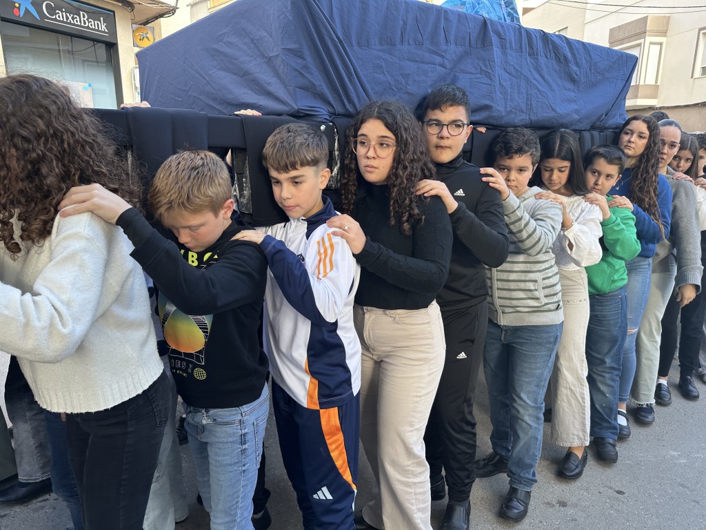Primer ensayo de los pequeños costaleros de María santísima de la Paz