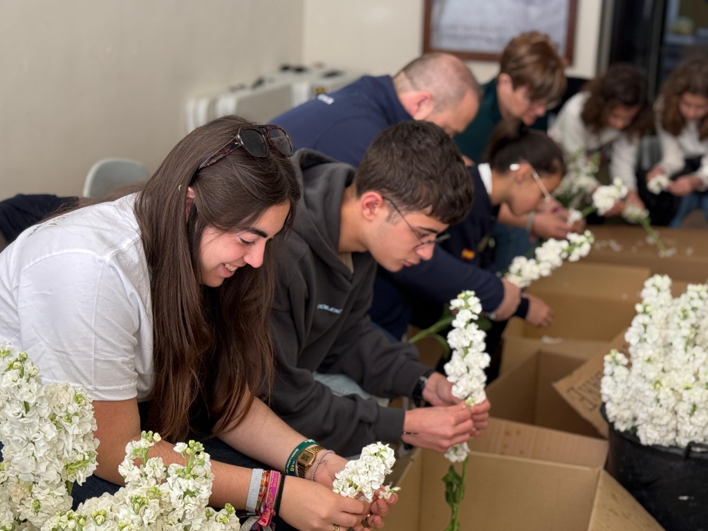 PREPARATIVOS PETALÁ | Las risas de los más pequeños se mezclan con los consejos