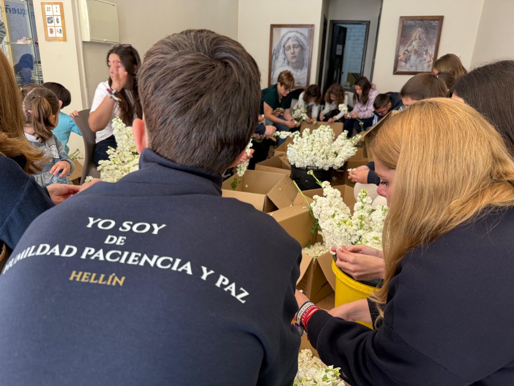 PREPARATIVOS PETALÁ | Las risas de los más pequeños se mezclan con los consejos