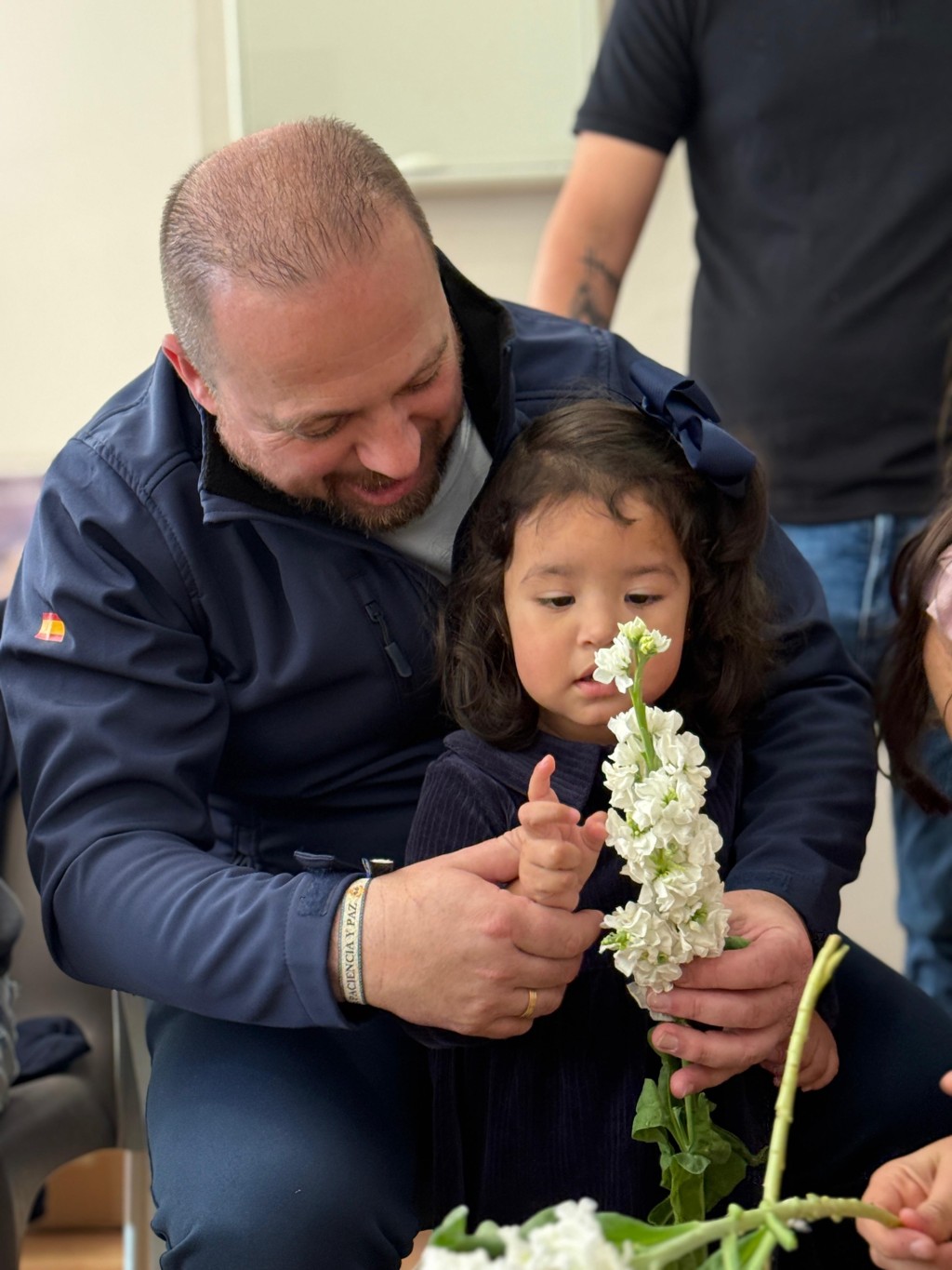 PREPARATIVOS PETALÁ | Las risas de los más pequeños se mezclan con los consejos