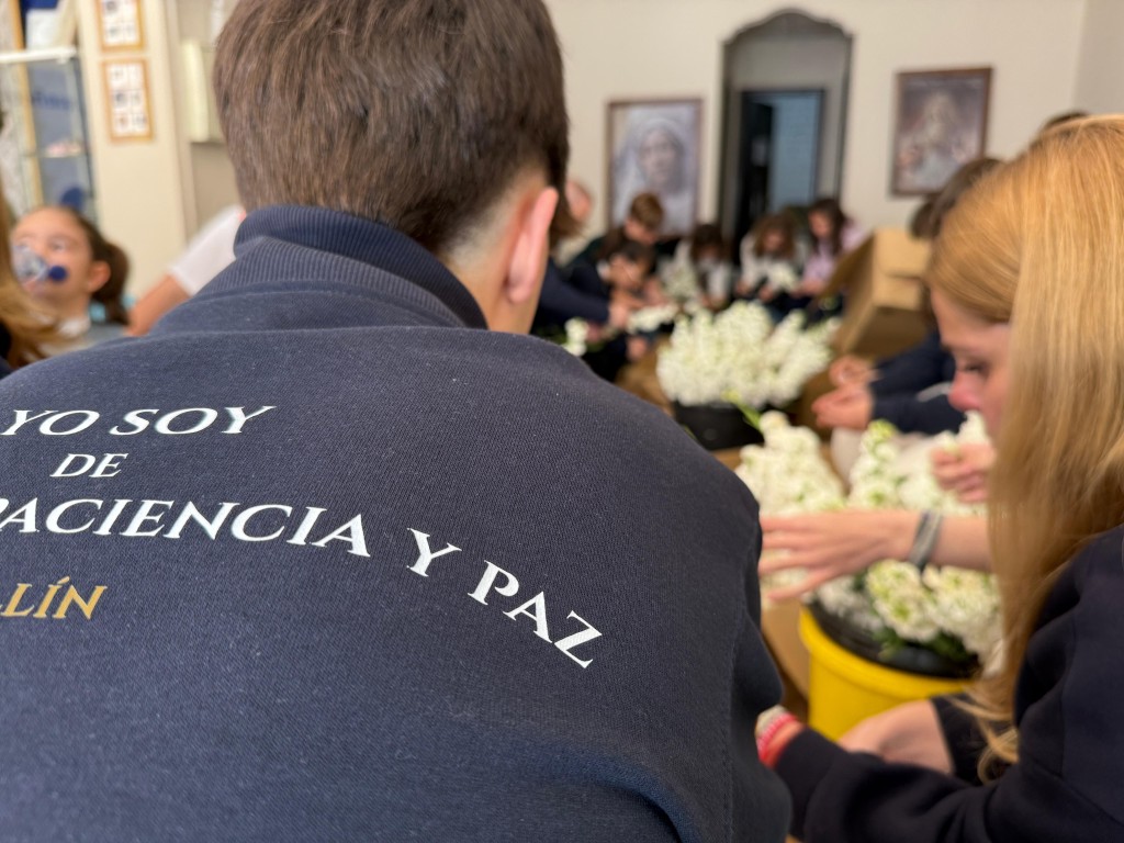 PREPARATIVOS PETALÁ | Las risas de los más pequeños se mezclan con los consejos