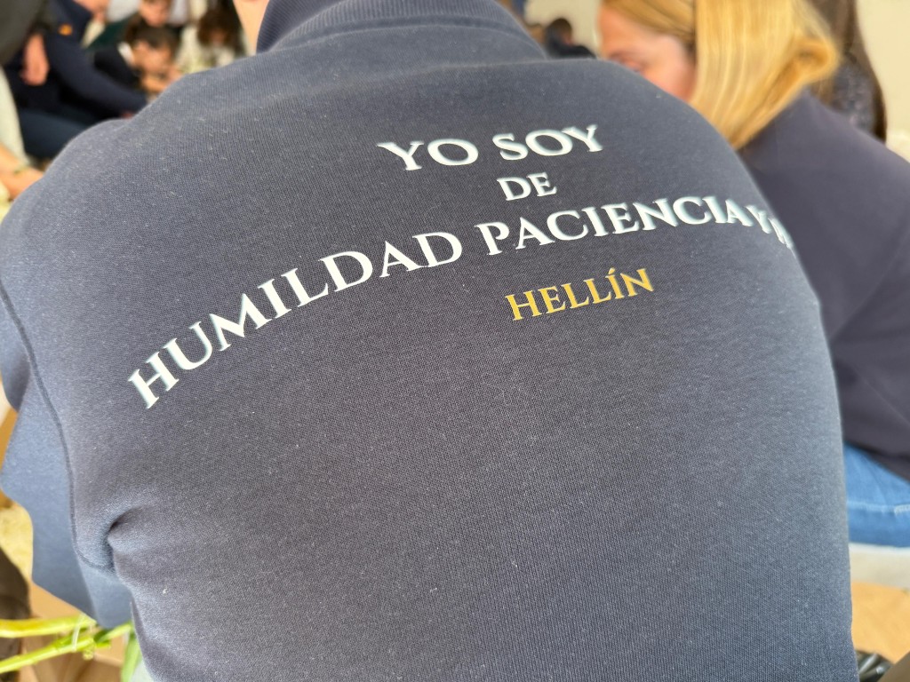 PREPARATIVOS PETALÁ | Las risas de los más pequeños se mezclan con los consejos