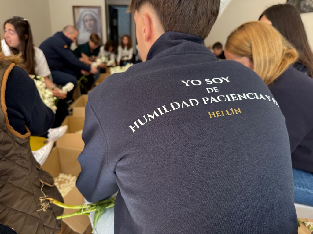 PREPARATIVOS PETALÁ | Las risas de los más pequeños se mezclan con los consejos