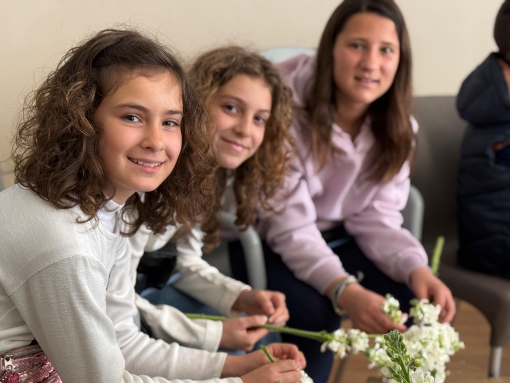 PREPARATIVOS PETALÁ | Las risas de los más pequeños se mezclan con los consejos