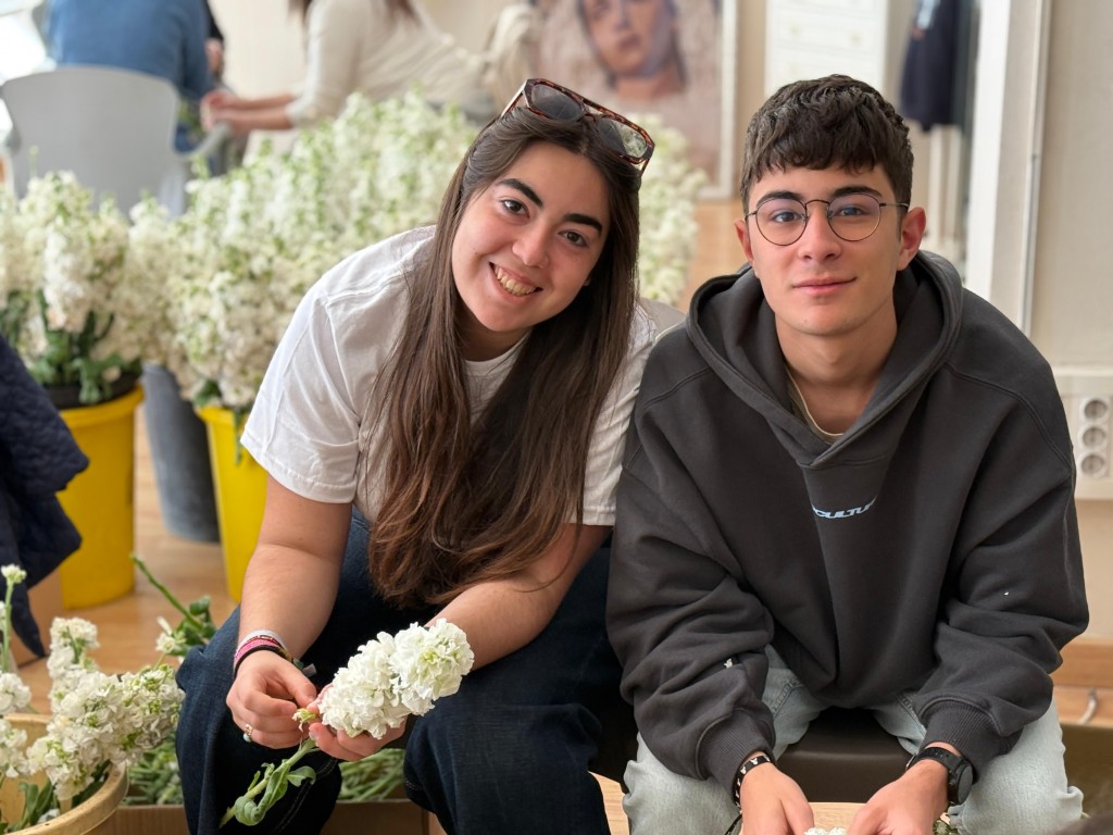 PREPARATIVOS PETALÁ | Las risas de los más pequeños se mezclan con los consejos
