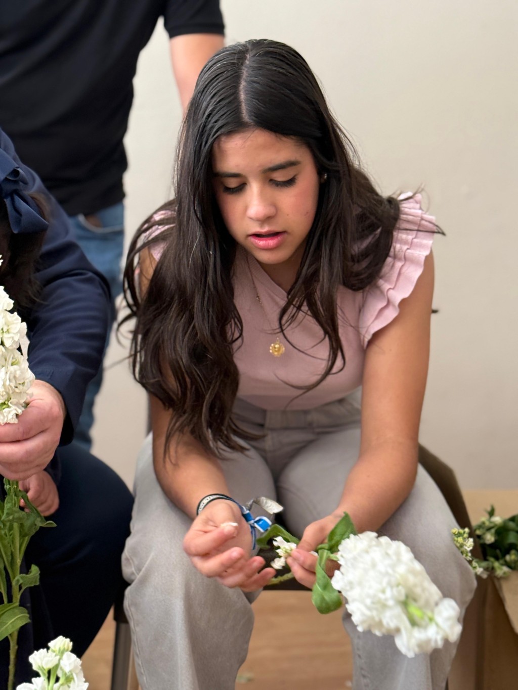 PREPARATIVOS PETALÁ | Las risas de los más pequeños se mezclan con los consejos
